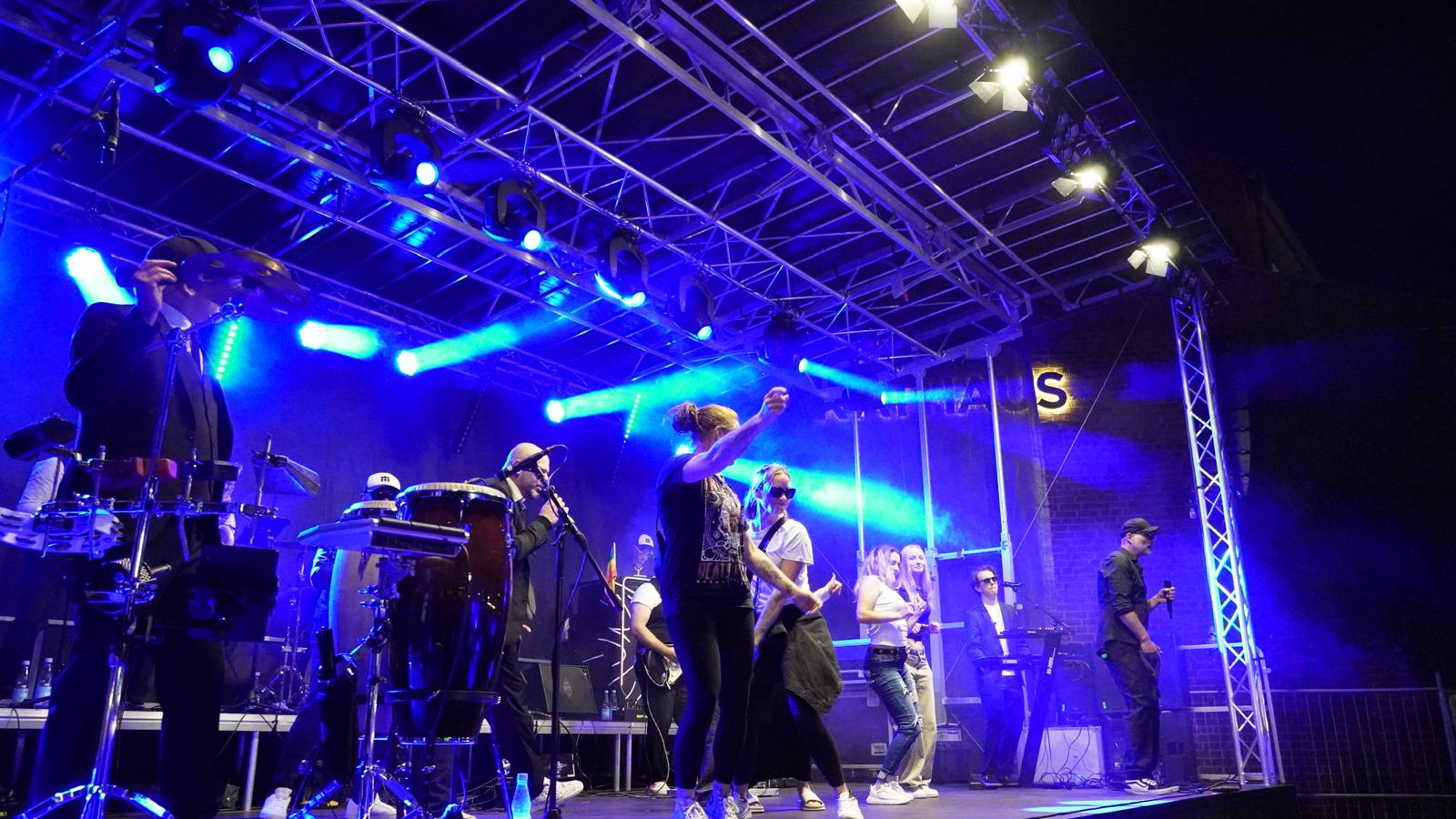 Stadtfest Diepholz — Bühne in blauem Licht
