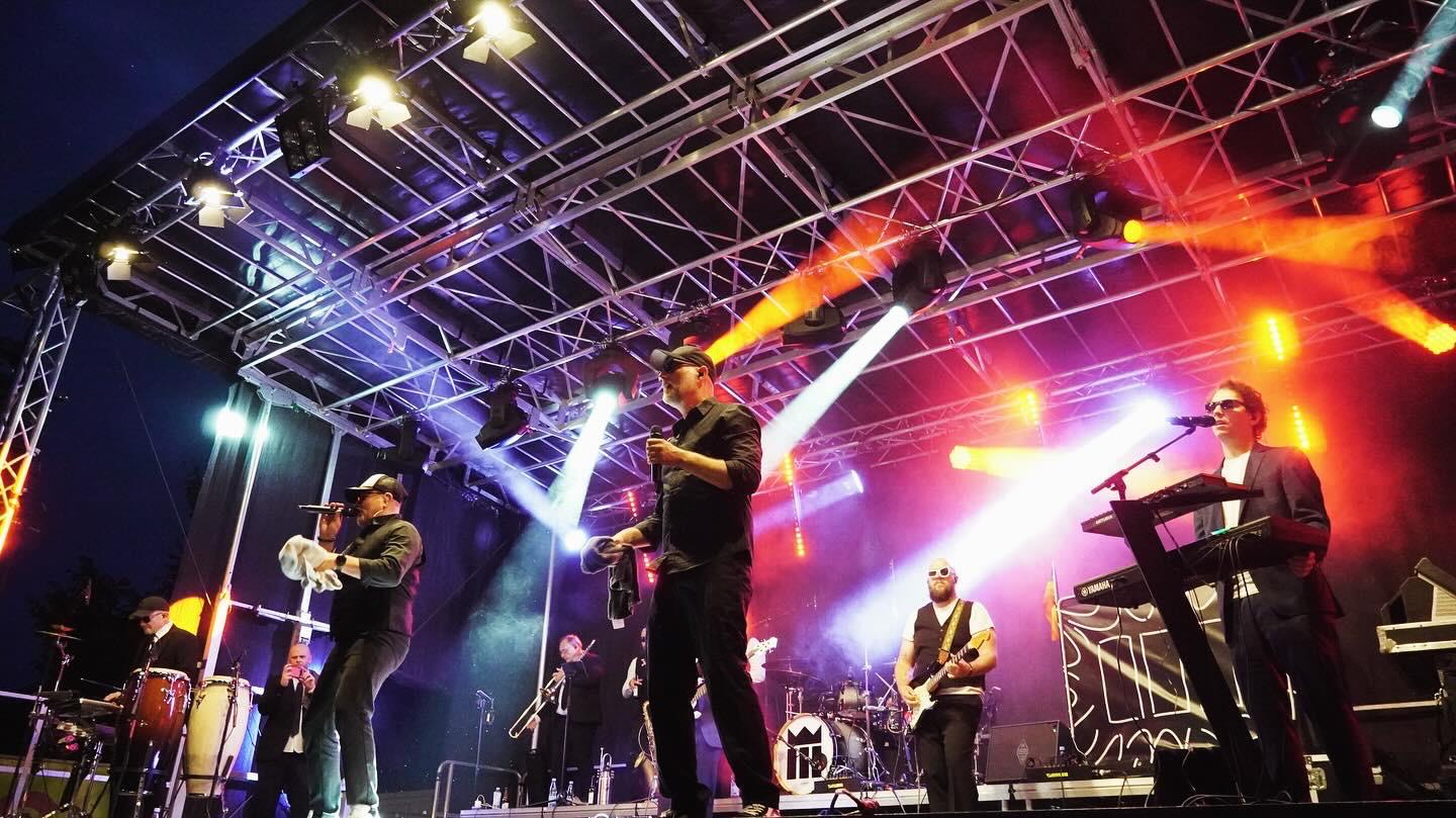 Stadtfest Diepholz — Bühne mit warmen und weißen Lichtakzenten