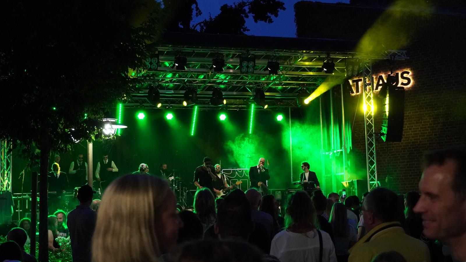 Stadtfest Diepholz — Bühne und Publikum in grünem Licht