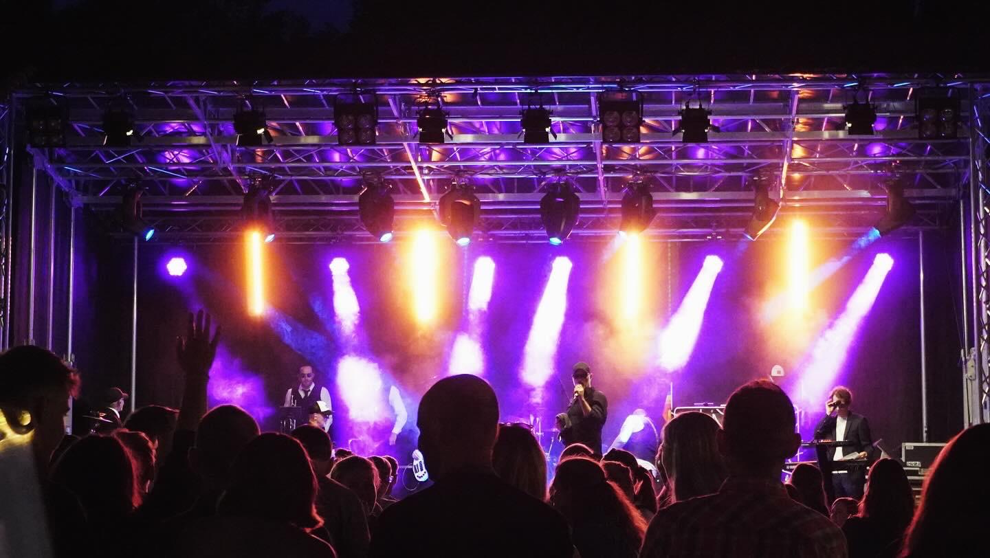 Stadtfest Diepholz — Bühne mit Publikum und violettem Licht