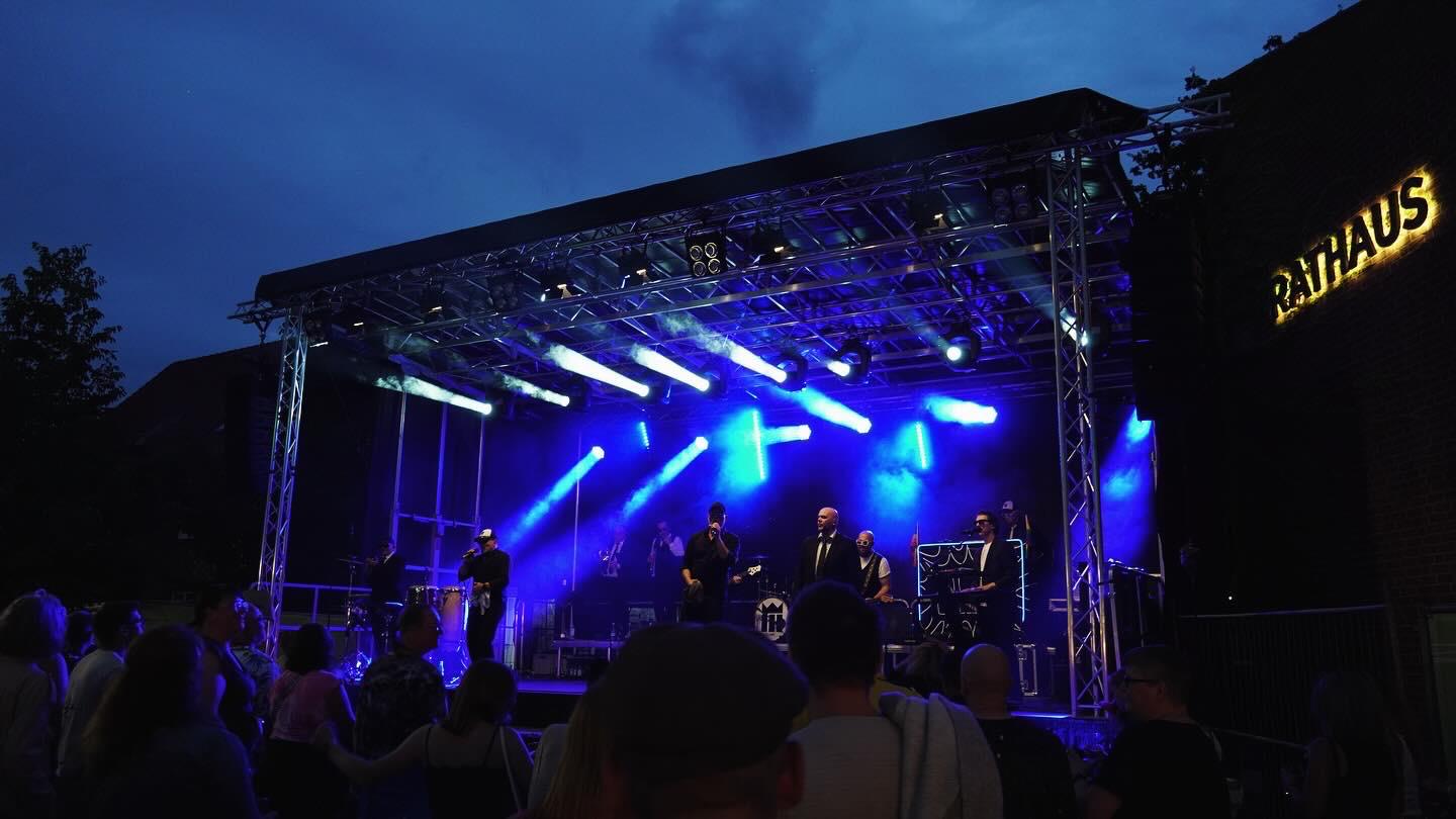 Stadtfest Diepholz — weite Bühnenansicht in blauem Licht